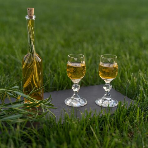 Stikla pudele 100ml ar vāciņu. Komplektā 6 pudeles + korķi.