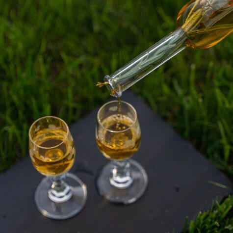 Stikla pudele 100ml ar vāciņu. Komplektā 6 pudeles + korķi.