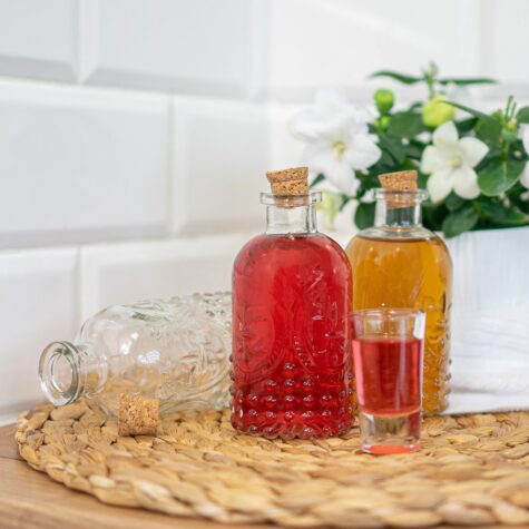 Stikla pudele 240ml ar vāciņu, ar dekoriem. Komplektā 4 pudeles + korķi.